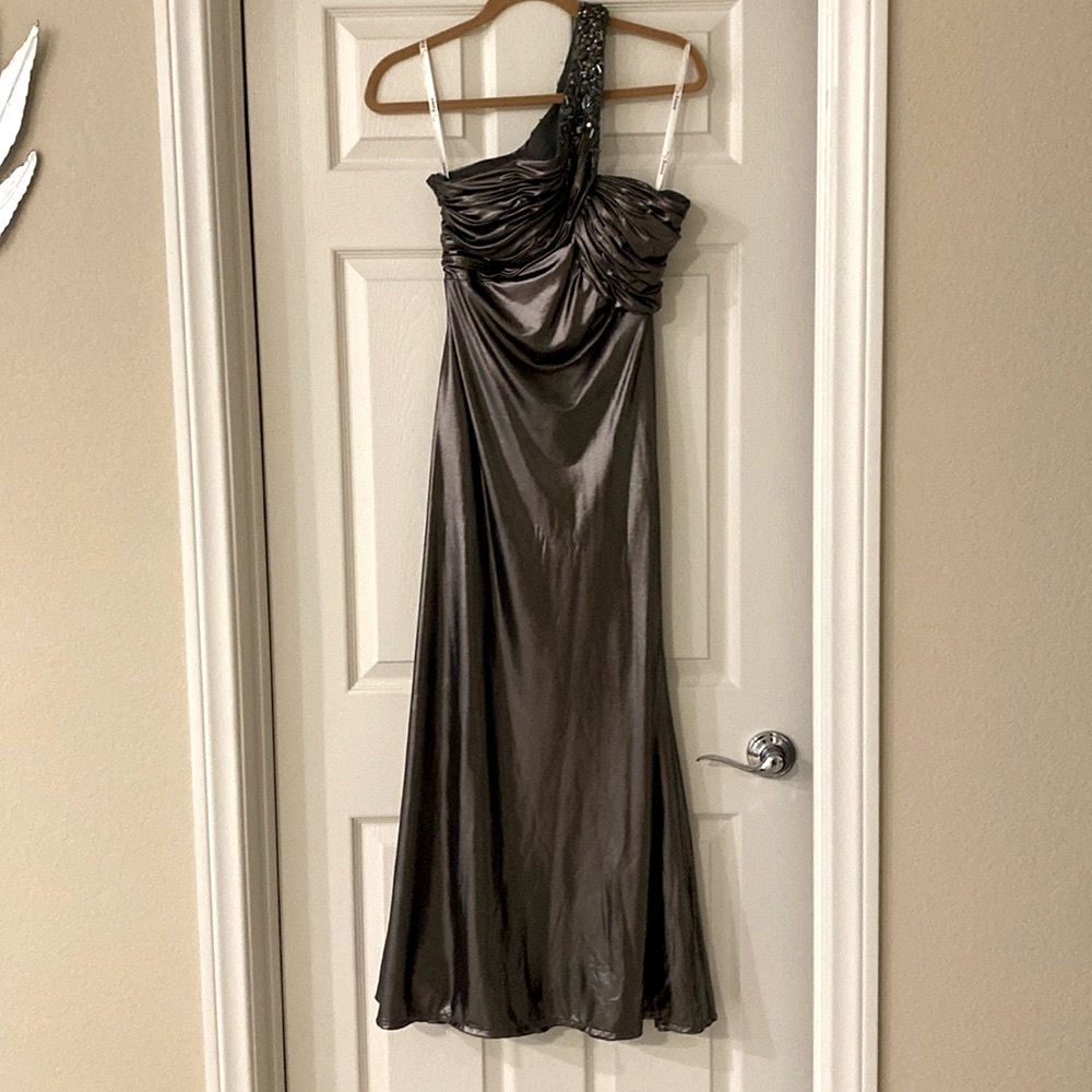 One shoulder beaded metallic gown. Fitted silhouette.